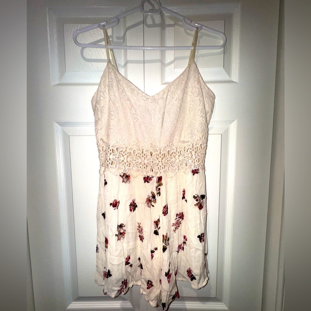 Sage Cream Lace waist keyhole tie back romper. Size medium. GUC